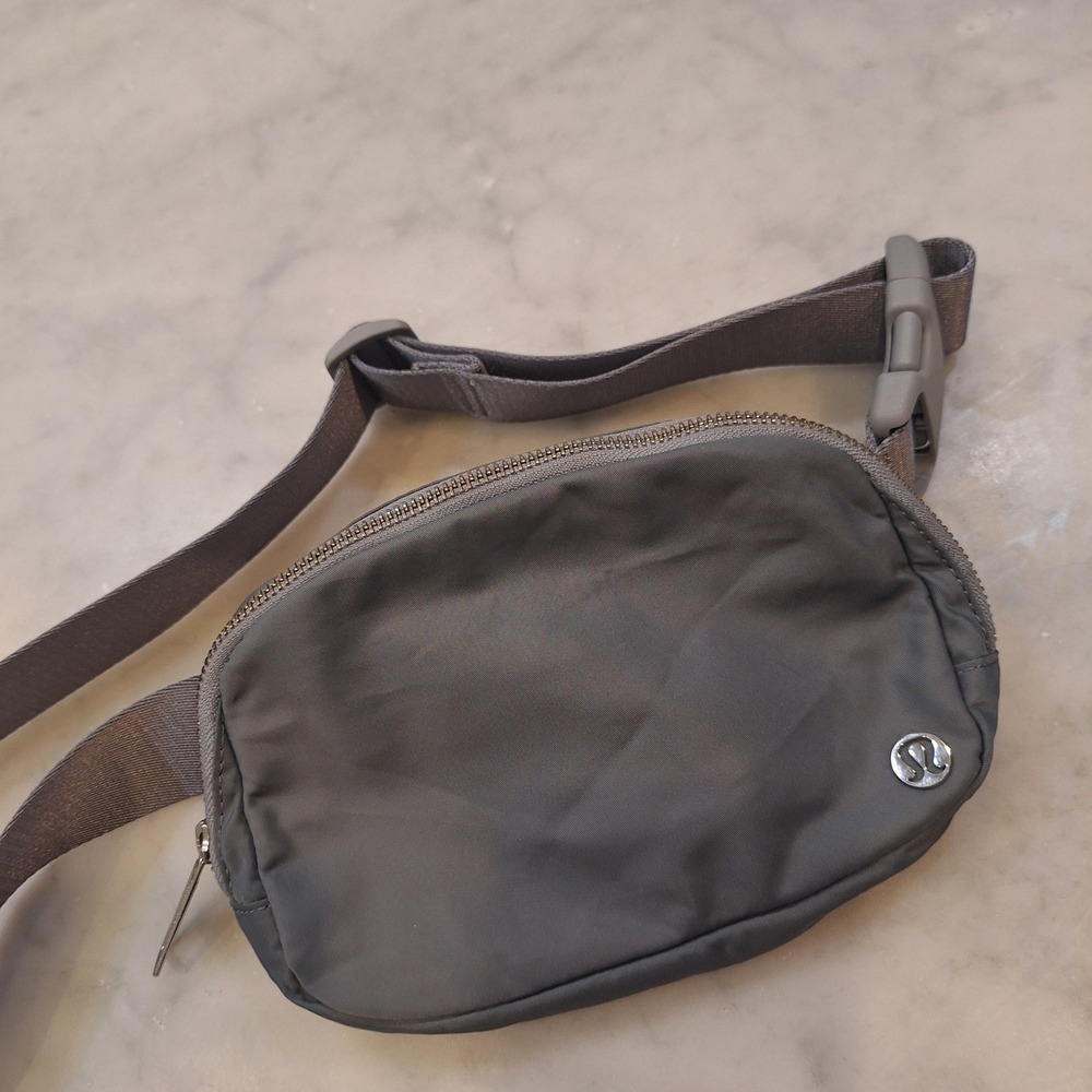 Lululemon Everywhere Belt Bag Unisex O/S Grey Nylon Adjustable Crossbody Bag